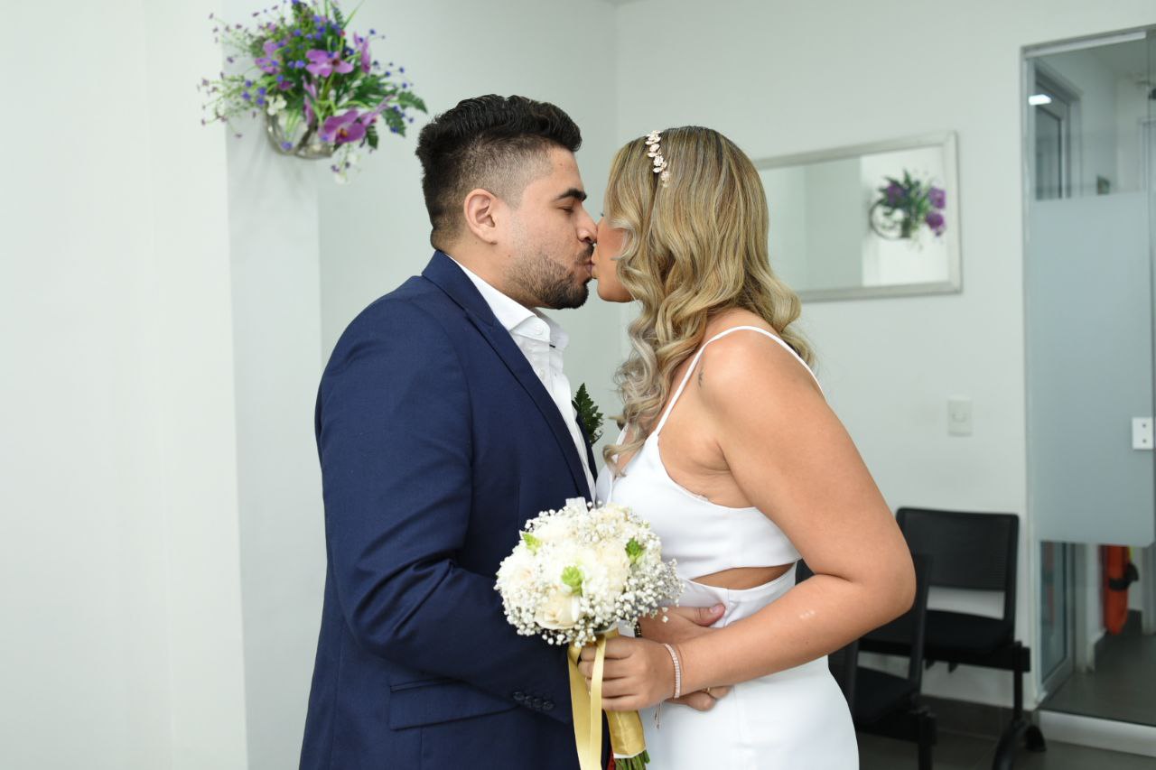 Boda Luchy y Jefryth - El primer beso como esposos